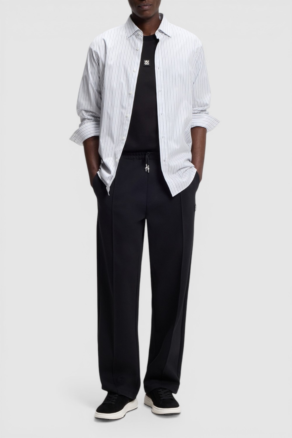 תמונת כל הלוק של חולצת טי